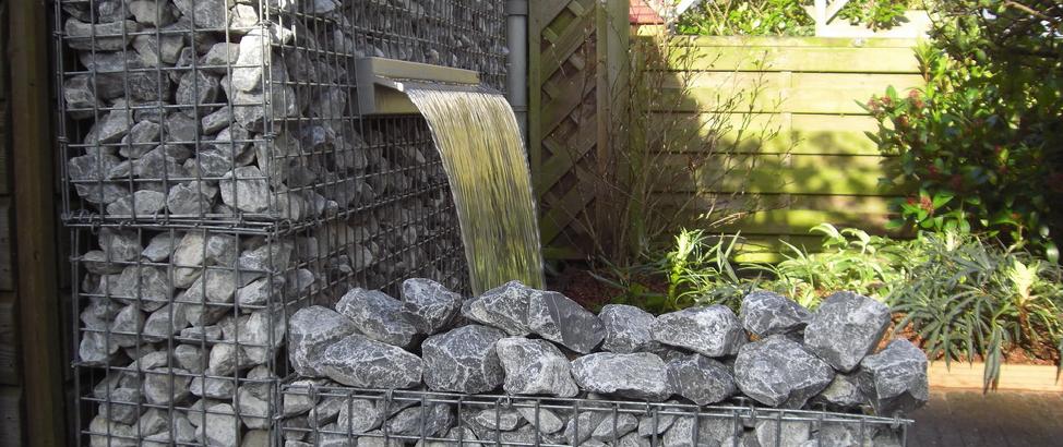 Ein Gabionen-Wasserfall im Garten