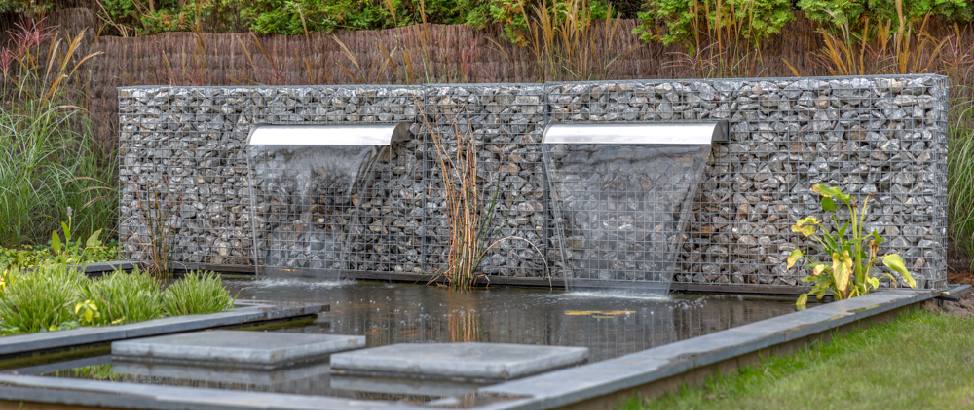 Eine schöne Gabionen-Wasserfall im Garten
