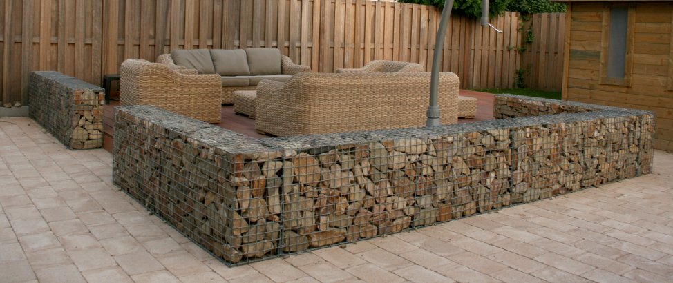 Terrasse aus mit Bruchsteinen gefüllten Gabionen