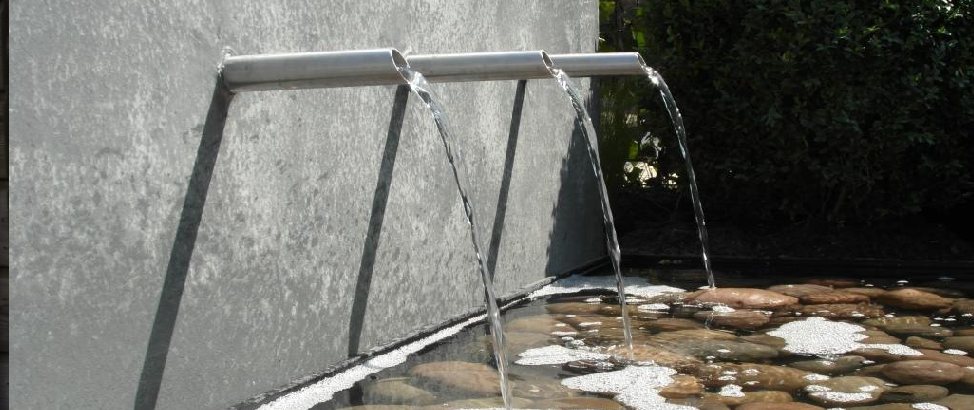 Een waterval met mooie wateruitgang