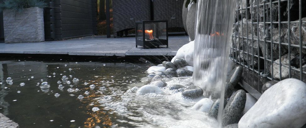 Ein Wasserfall von Gabionen mit Wasserreservoir