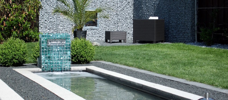 
Robust und modern, das ist der Gabionen-Wasserfall.