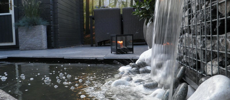 
Ein Gabionen-Wasserfall passt perfekt in Ihren modernen Garten.