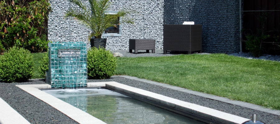 Ein Gabionen-Wasserfall für Ruhe und Atmosphäre in Ihrem Garten.